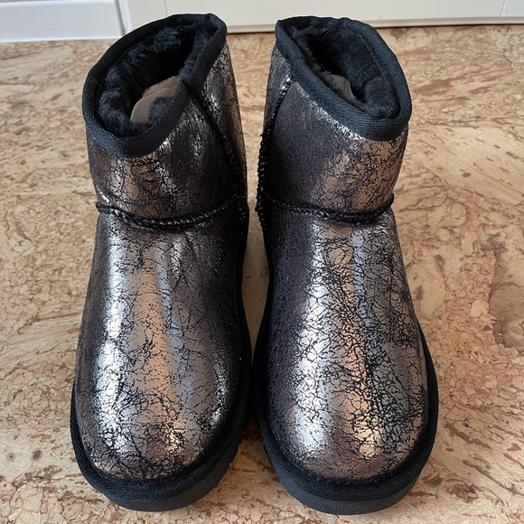 New In Box. Kids booties. Metal and Black. Dream Pairs brand. Size 3. - Picture 3 of 6